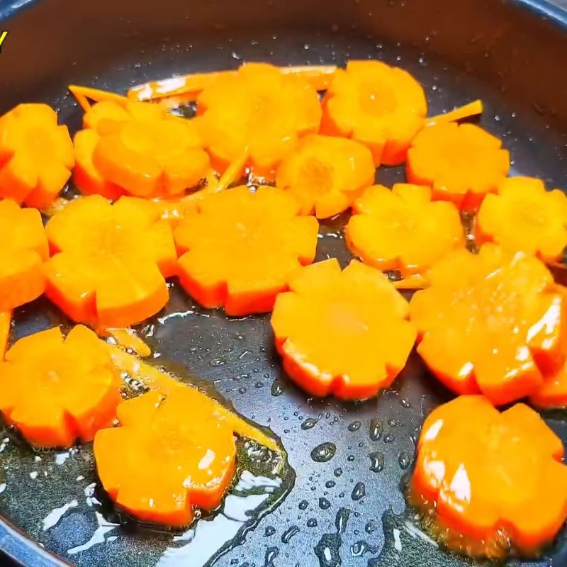 Bước 4 Xào sơ cà rốt và khóm miếng vịt nấu khóm