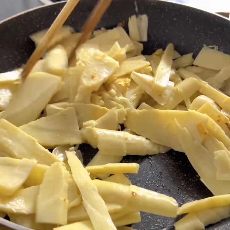 Bước 3 Xào sơ măng giòn sần sật Cá ngừ kho măng