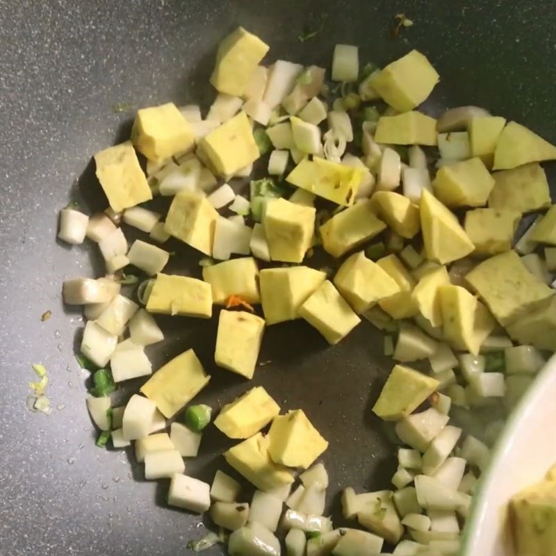 Bước 2 Xào sơ nguyên liệu tăng hương vị Cháo kê đậu xanh