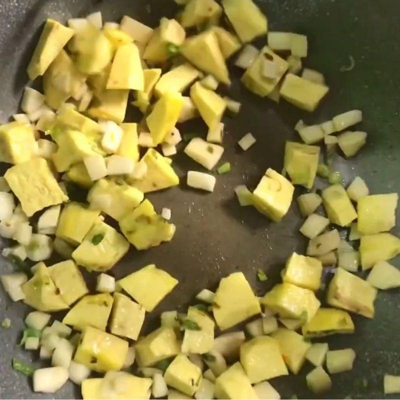 Bước 2 Xào sơ nguyên liệu tăng hương vị Cháo kê đậu xanh