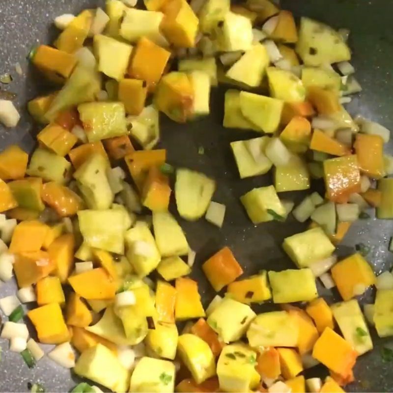 Bước 2 Xào sơ nguyên liệu tăng hương vị Cháo kê đậu xanh