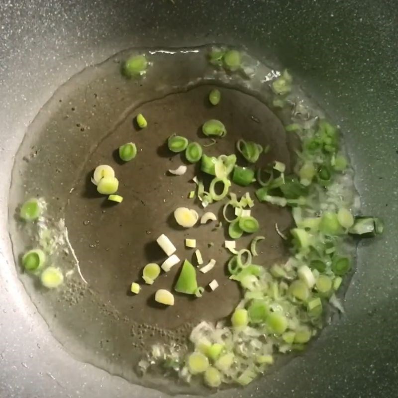 Bước 2 Xào sơ nguyên liệu tăng hương vị Cháo kê đậu xanh