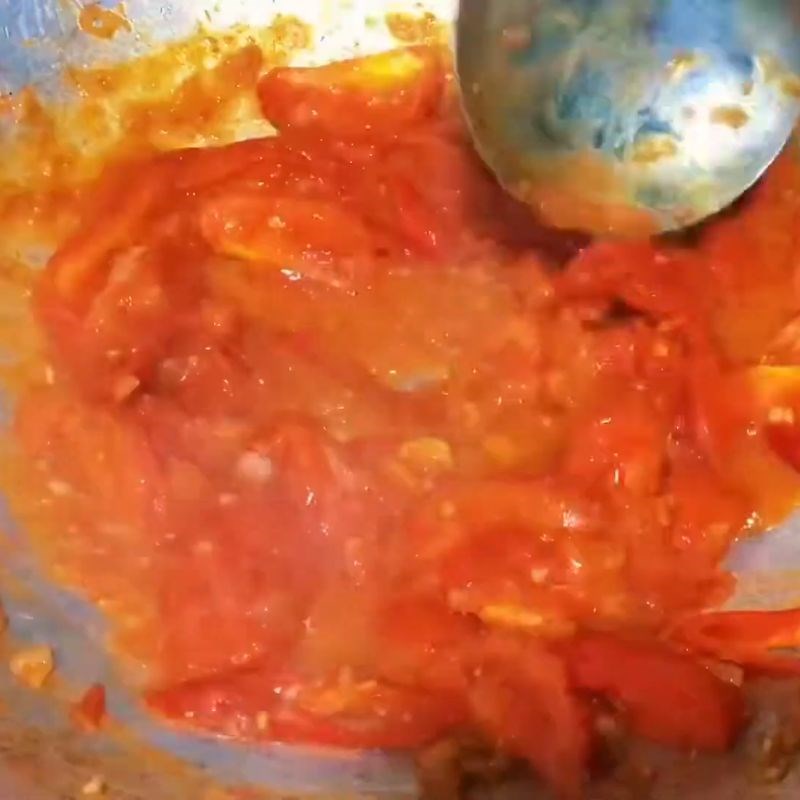 Bước 3 Xào thịt ba chỉ và cà chua lẩu ốc