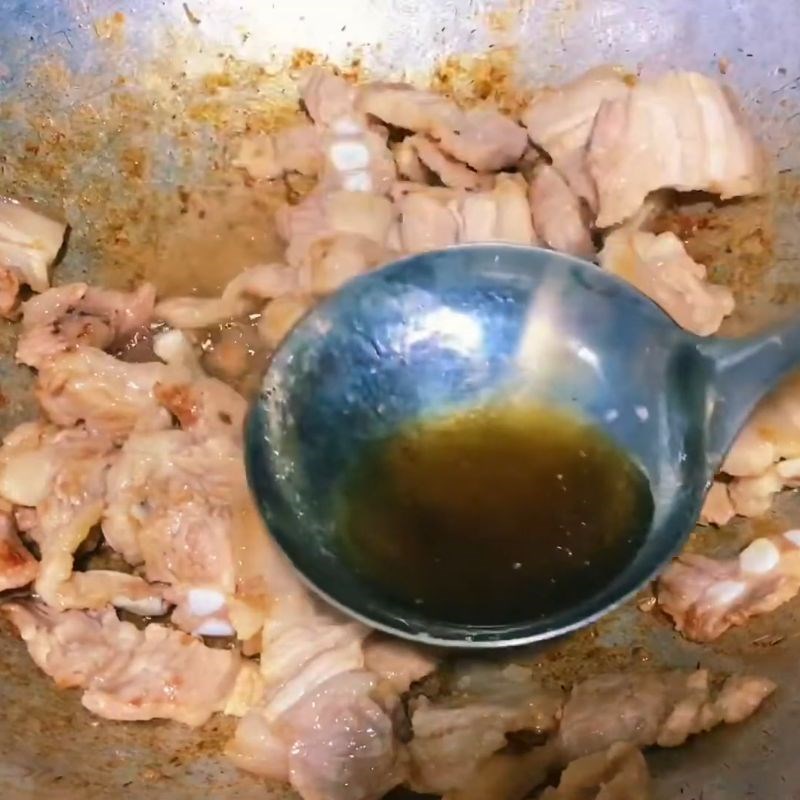 Bước 3 Xào thịt ba chỉ và cà chua lẩu ốc