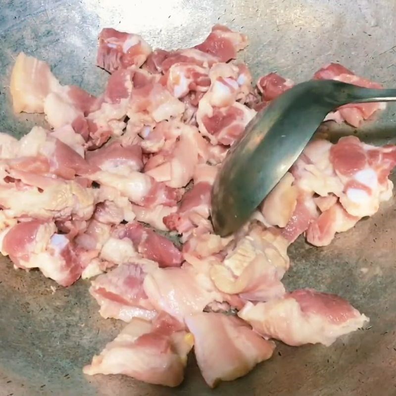 Bước 3 Xào thịt ba chỉ và cà chua lẩu ốc