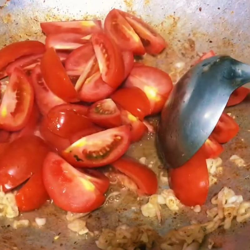 Bước 3 Xào thịt ba chỉ và cà chua lẩu ốc