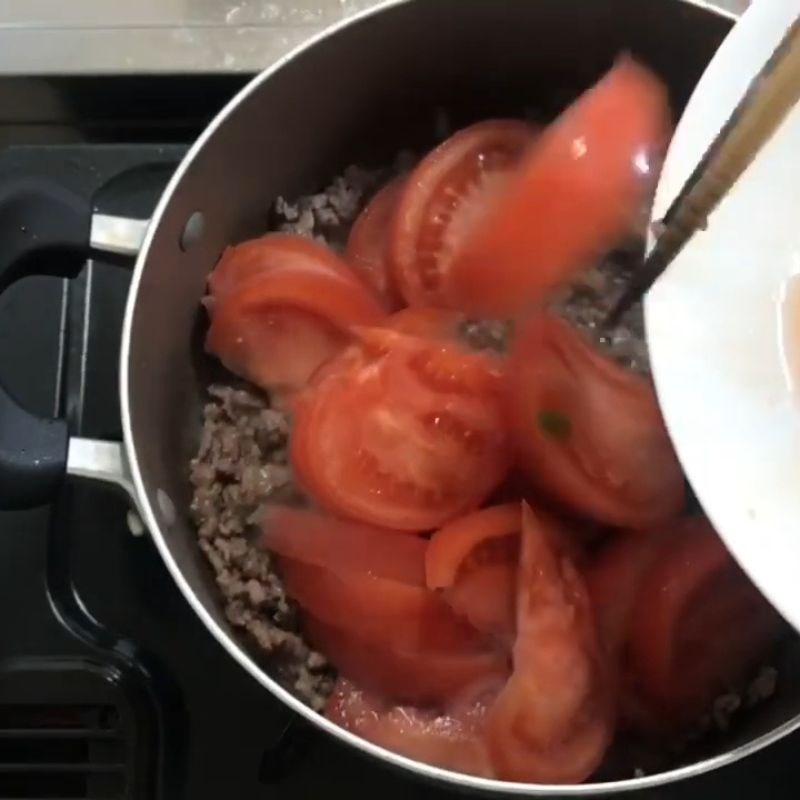 Bước 2 Xào thịt băm và cà chua canh miến