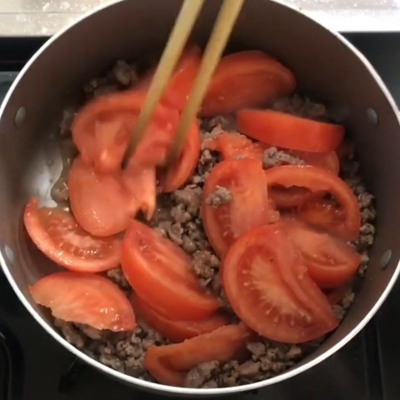 Bước 2 Xào thịt băm và cà chua canh miến