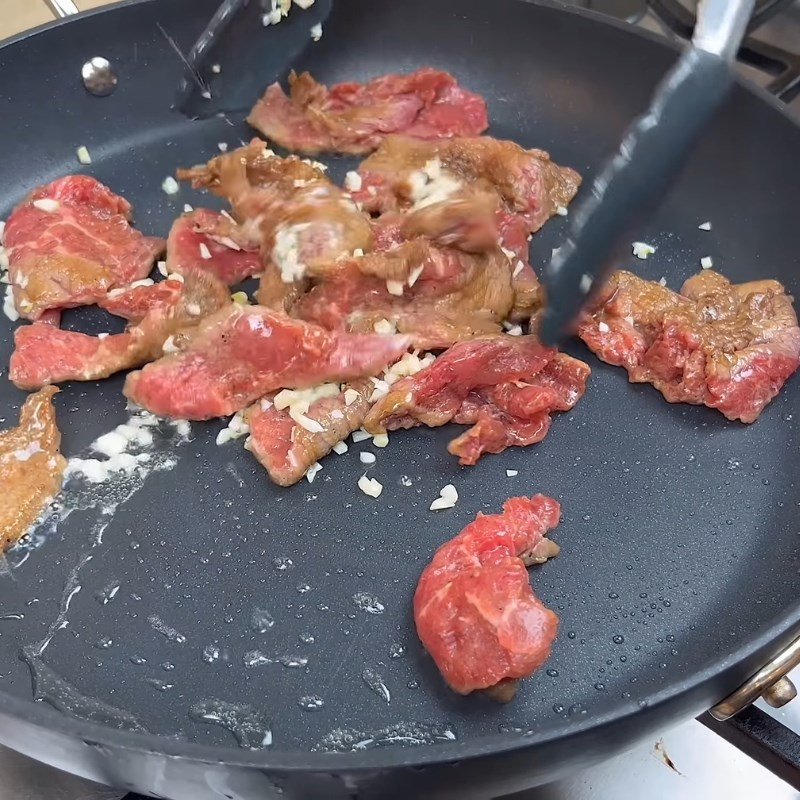 Bước 5 Xào thịt bò đậm đà Mì udon xào bò