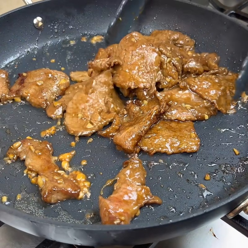 Bước 5 Xào thịt bò đậm đà Mì udon xào bò