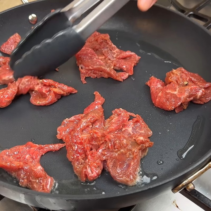 Bước 5 Xào thịt bò đậm đà Mì udon xào bò