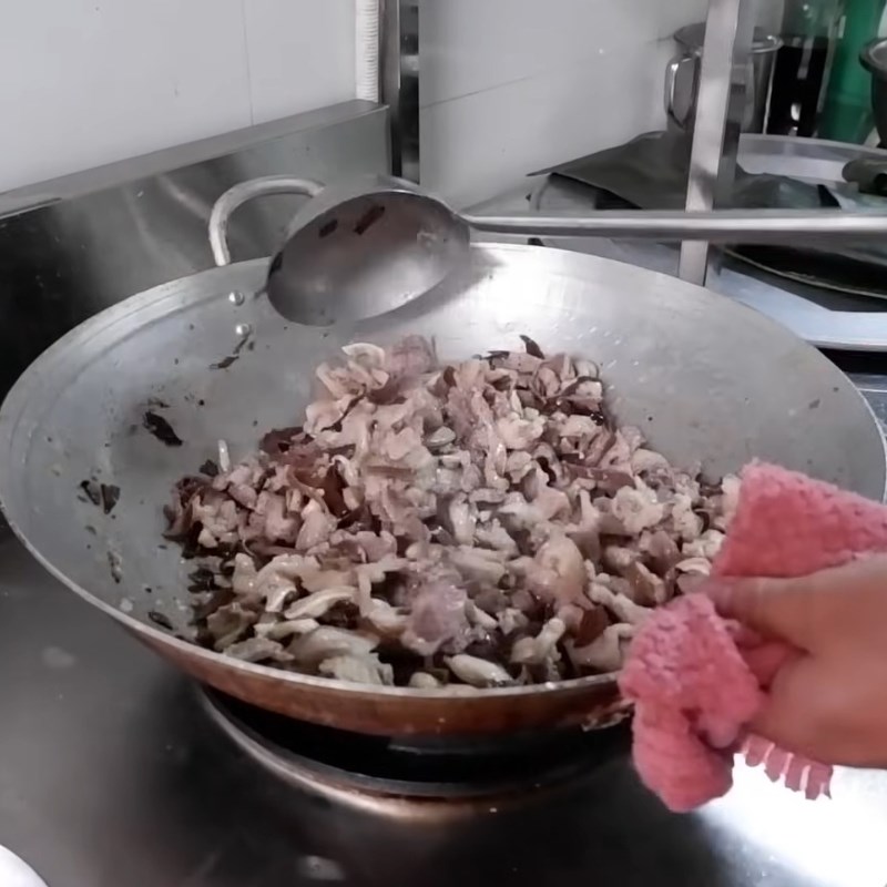 Bước 4 Xào thịt giò thủ tai heo thơm lừng Giò thủ tai heo miền Bắc