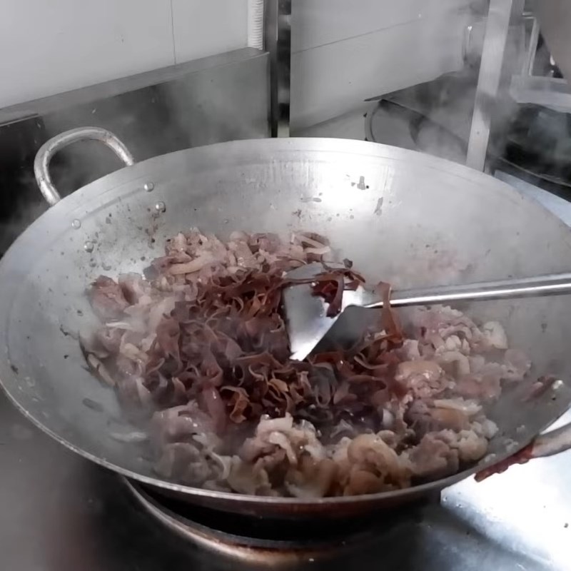 Bước 4 Xào thịt giò thủ tai heo thơm lừng Giò thủ tai heo miền Bắc