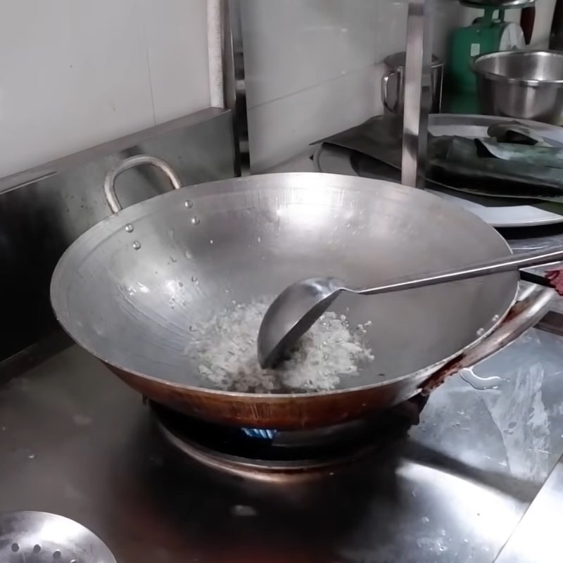 Bước 4 Xào thịt giò thủ tai heo thơm lừng Giò thủ tai heo miền Bắc