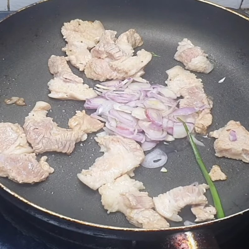 Bước 3 Xào thịt và dưa cải chua đậm đà Cá chép om dưa Hà Nội