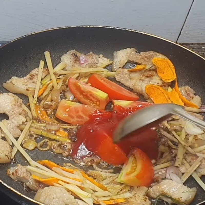 Bước 3 Xào thịt và dưa cải chua đậm đà Cá chép om dưa Hà Nội