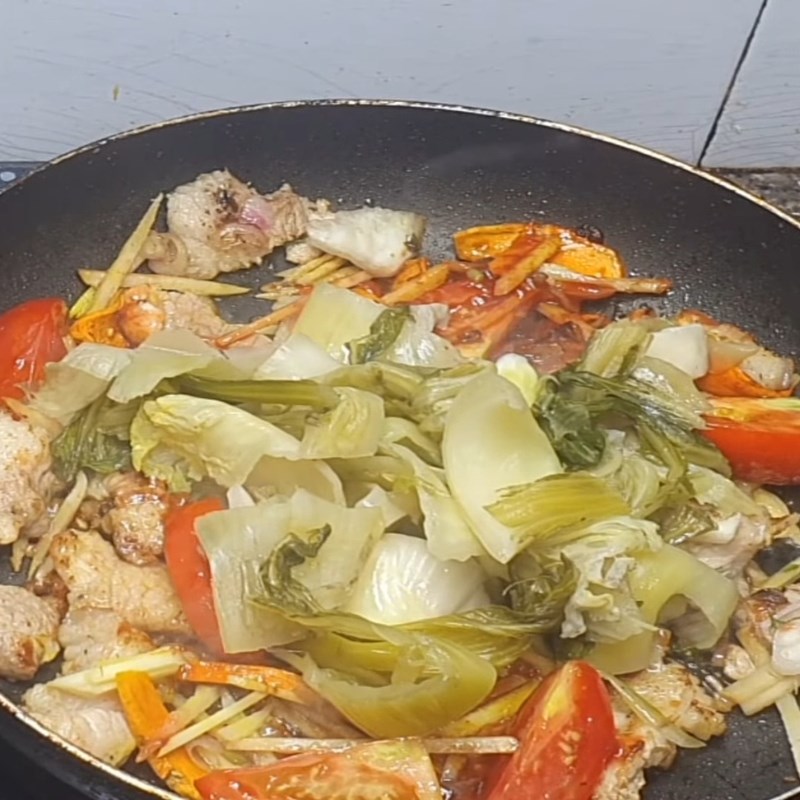 Bước 3 Xào thịt và dưa cải chua đậm đà Cá chép om dưa Hà Nội