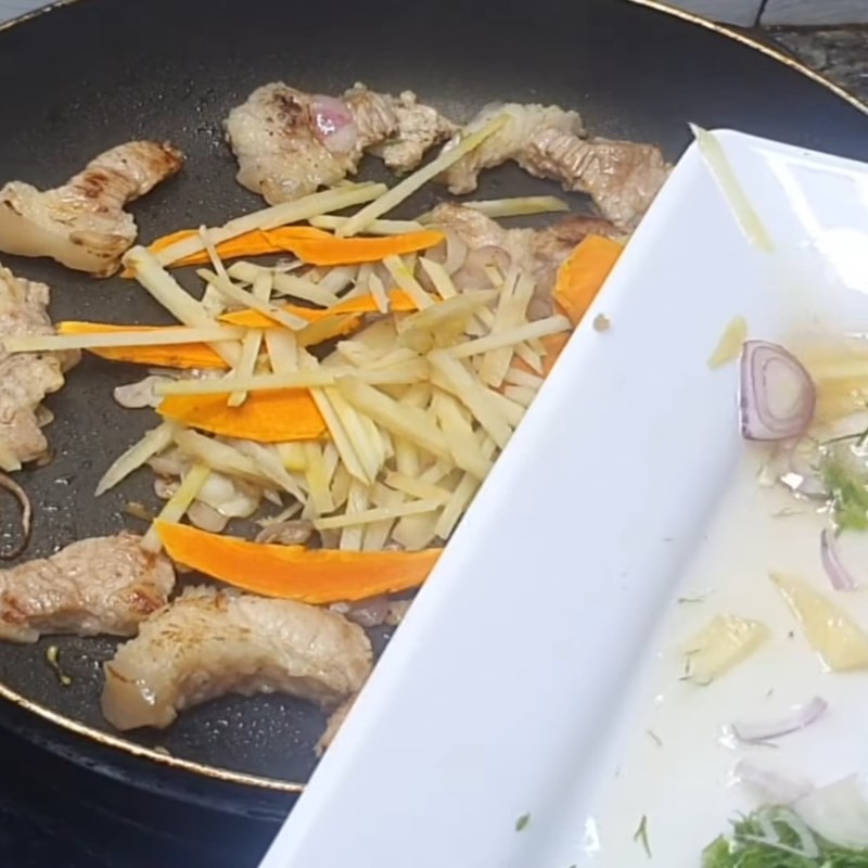 Bước 3 Xào thịt và dưa cải chua đậm đà Cá chép om dưa Hà Nội