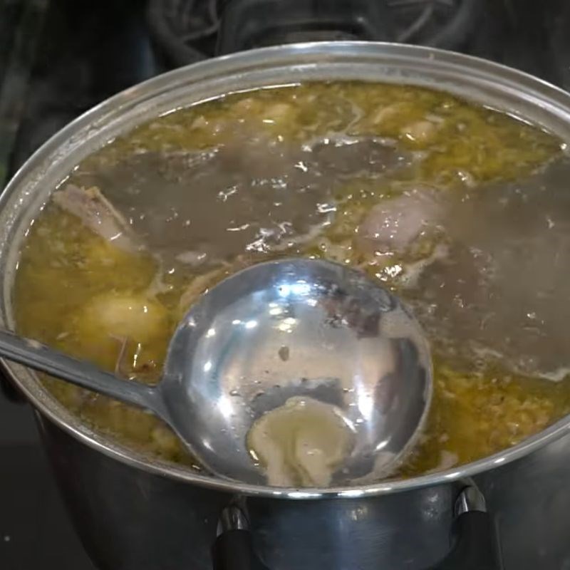 Bước 2 Xào thịt vịt và nấu nước dùng bánh canh bánh canh vịt miền tây