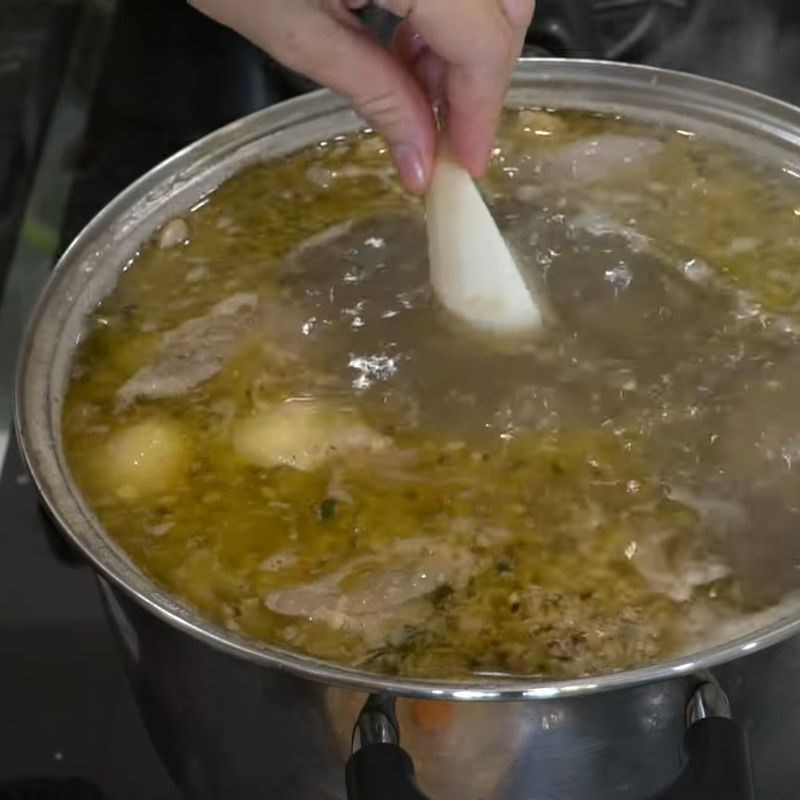 Bước 2 Xào thịt vịt và nấu nước dùng bánh canh bánh canh vịt miền tây