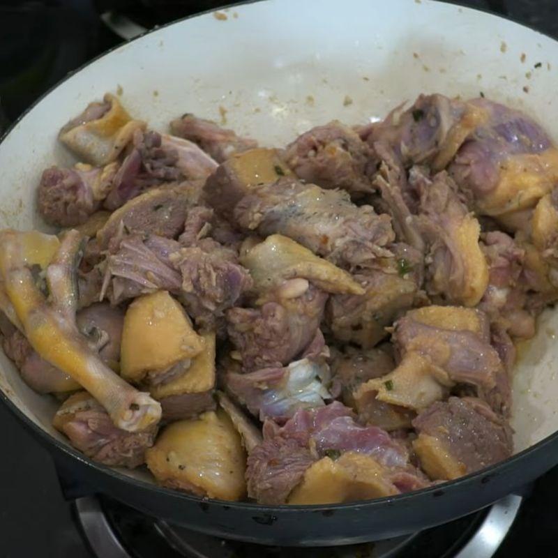 Bước 2 Xào thịt vịt và nấu nước dùng bánh canh bánh canh vịt miền tây