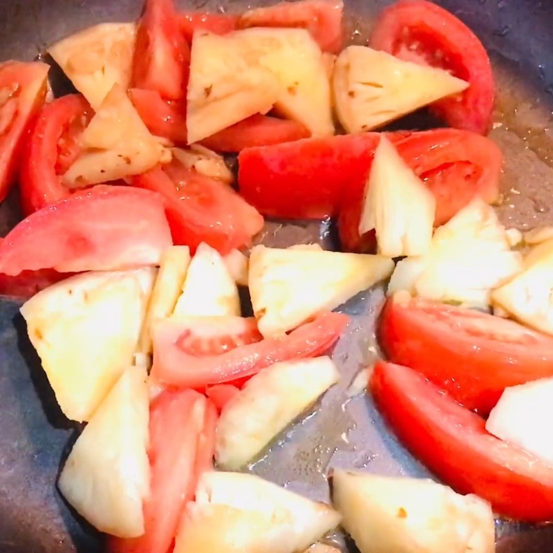 Bước 3 Xào thơm cà chua và dứa Canh chua bạc hà