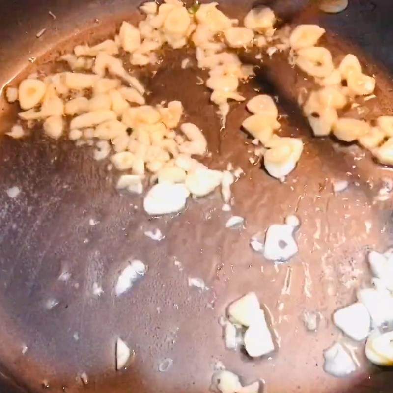 Bước 3 Xào thơm cà chua và dứa Canh chua bạc hà