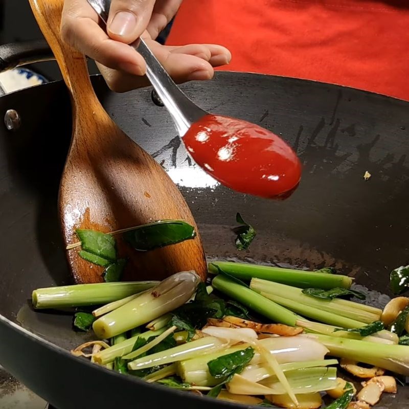 Bước 2 Xào thơm hương liệu và tạo màu đặc trưng cho nước lẩu lẩu thái chay