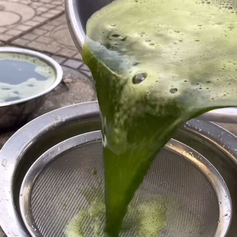 Bước 2 Xay và lọc lấy nước cốt lá riềng, lá dứa bánh chưng xanh bằng lá riềng