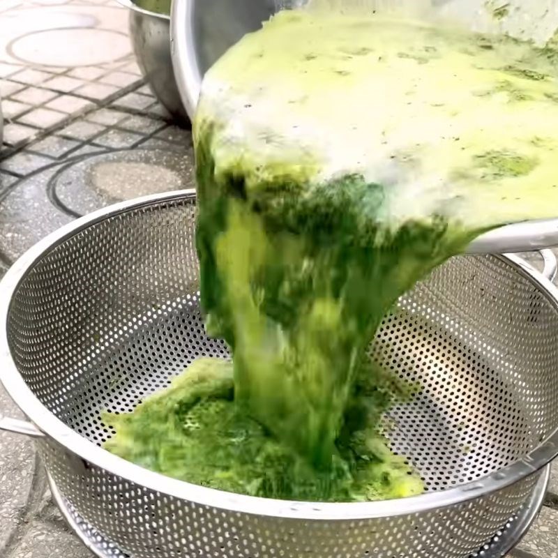 Bước 2 Xay và lọc lấy nước cốt lá riềng, lá dứa bánh chưng xanh bằng lá riềng