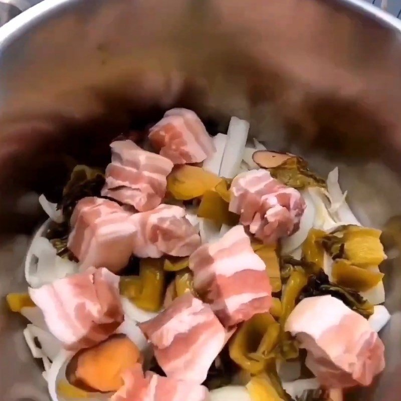 Bước 3 Xếp cá và thịt vào nồi Cá nục kho riềng