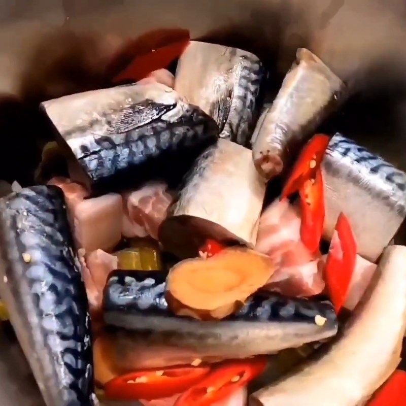 Bước 3 Xếp cá và thịt vào nồi Cá nục kho riềng