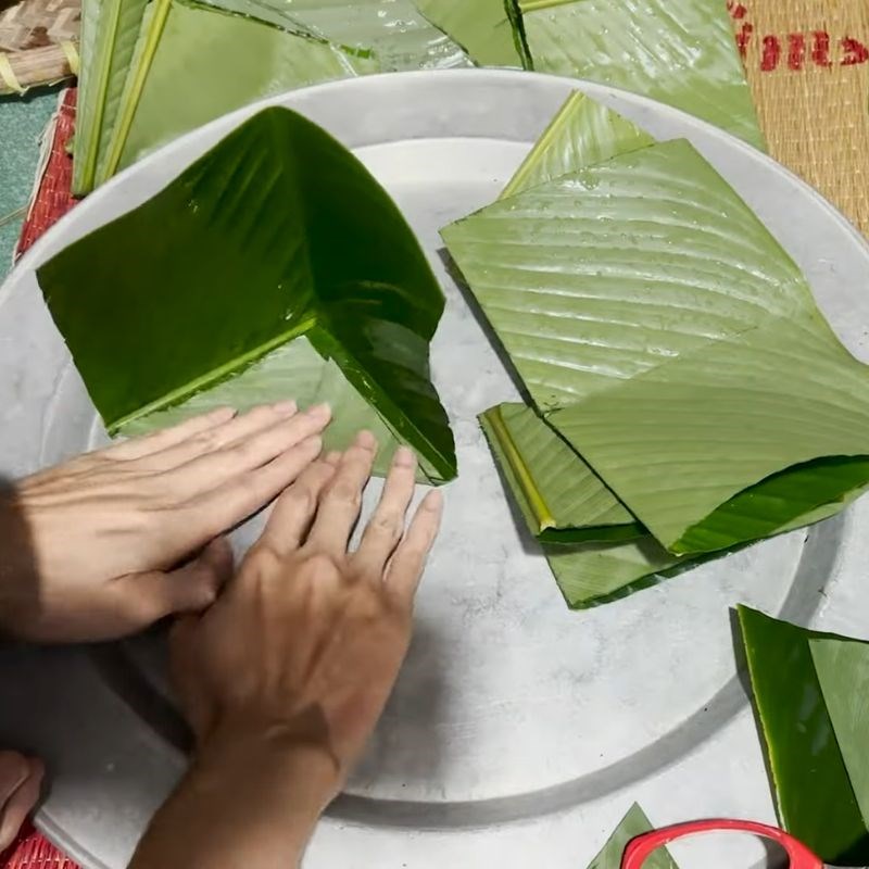 Bước 3 Xếp lá dong và tạo thành khuôn bánh chưng vuông vức cách gói bánh chưng bằng lá dong
