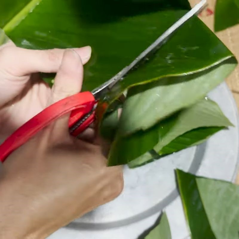 Bước 3 Xếp lá dong và tạo thành khuôn bánh chưng vuông vức cách gói bánh chưng bằng lá dong