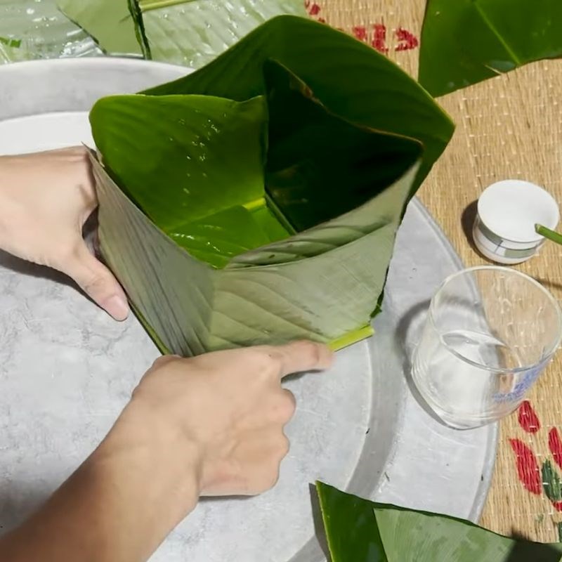 Bước 3 Xếp lá dong và tạo thành khuôn bánh chưng vuông vức cách gói bánh chưng bằng lá dong