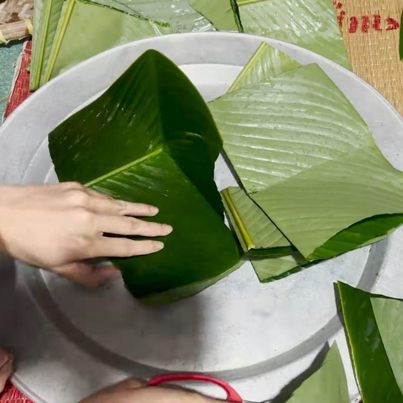 Bước 3 Xếp lá dong và tạo thành khuôn bánh chưng vuông vức cách gói bánh chưng bằng lá dong