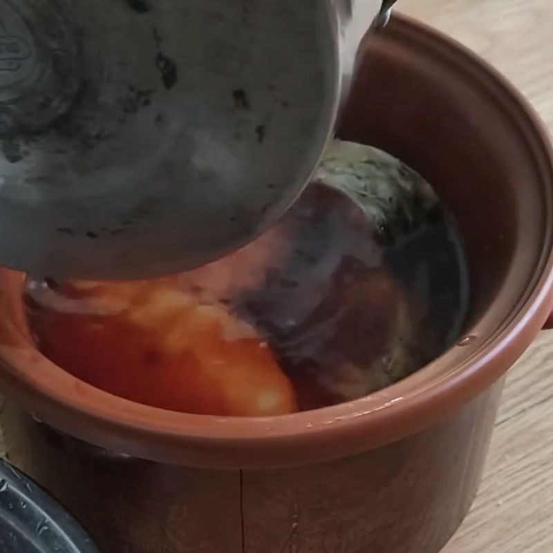 Bước 3 Xếp nguyên liệu vào nồi nấu chậm cá kho bằng nồi nấu chậm