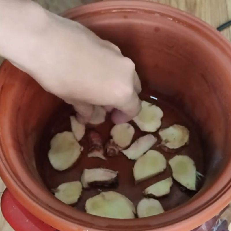 Bước 3 Xếp nguyên liệu vào nồi nấu chậm cá kho bằng nồi nấu chậm