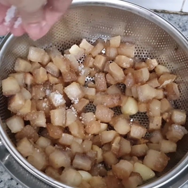 Bước 3 Ướp muối và thắng tóp mỡ lần 2 tóp mỡ da giòn