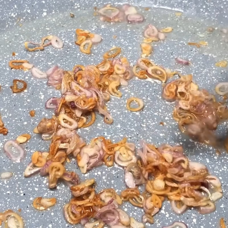 Bước 3 Làm hành phi thơm lừng Bánh giò