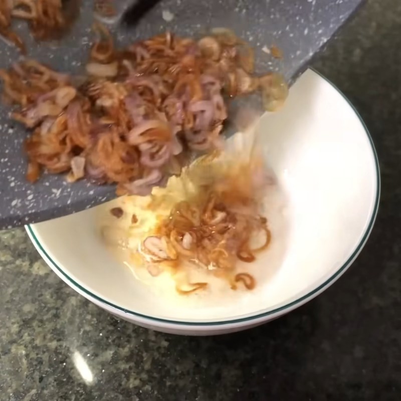 Bước 3 Làm hành phi thơm lừng Bánh giò