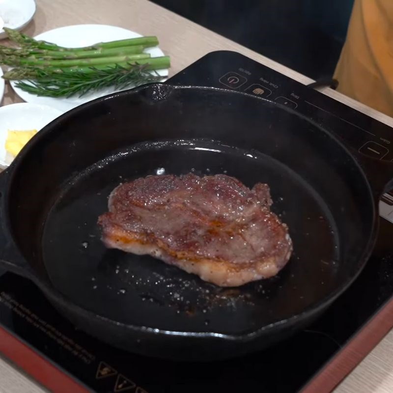 Bước 2 Áp chảo thịt bò trên chảo Thịt bò beefsteak