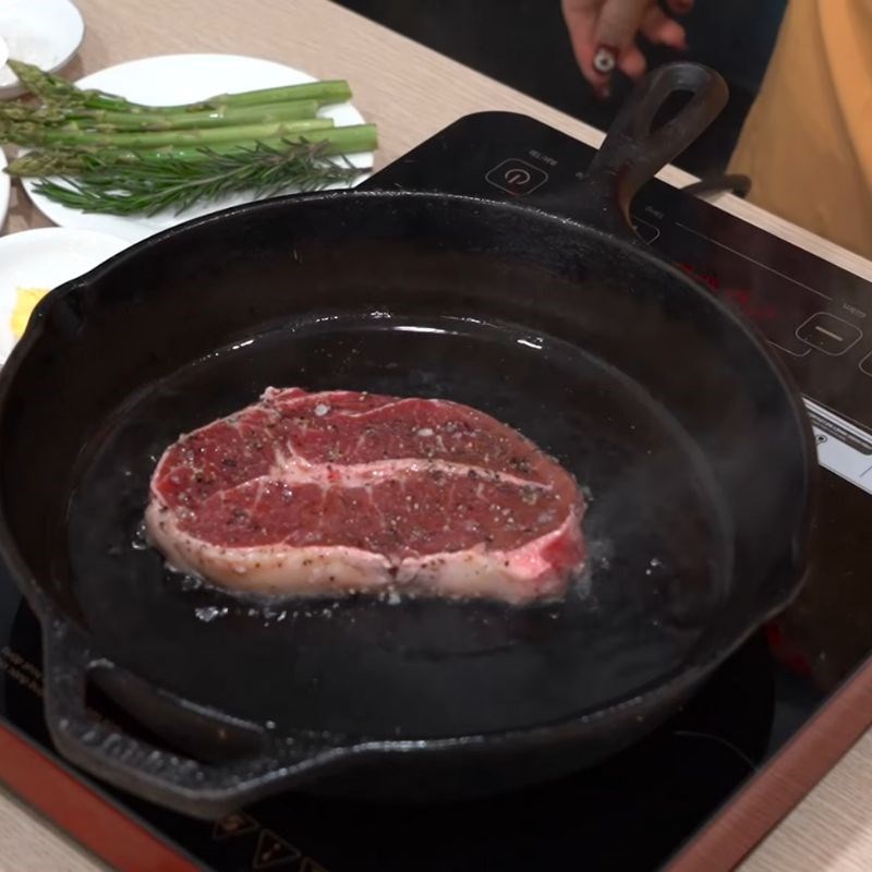 Bước 2 Áp chảo thịt bò trên chảo Thịt bò beefsteak