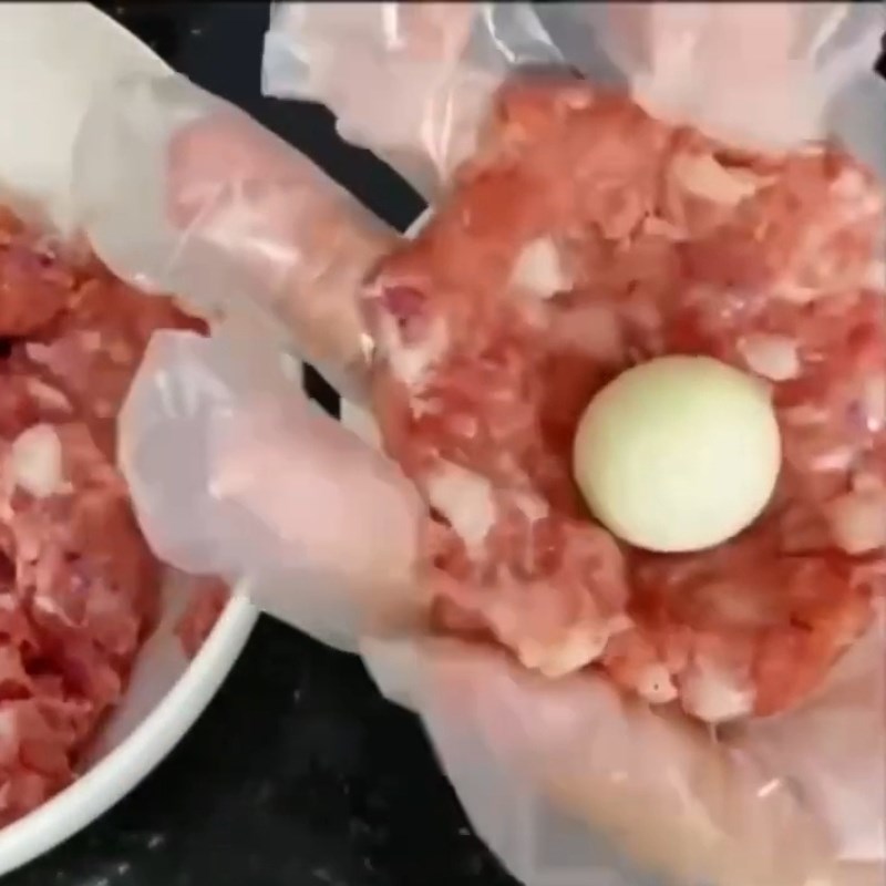 Bước 2 Bọc thịt viên Thịt bọc trứng cút sốt cà chua