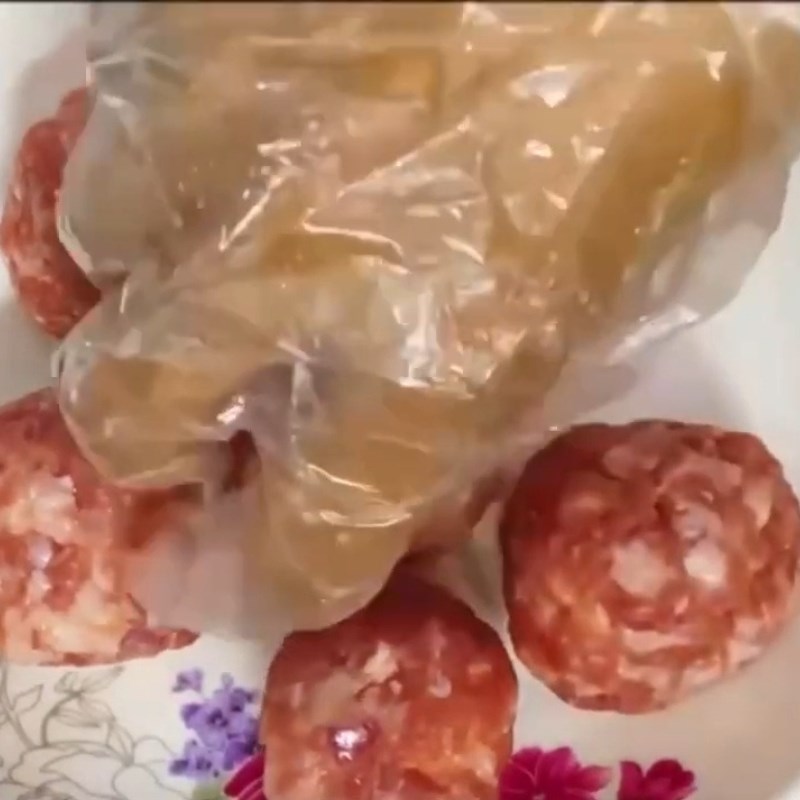 Bước 2 Bọc thịt viên Thịt bọc trứng cút sốt cà chua