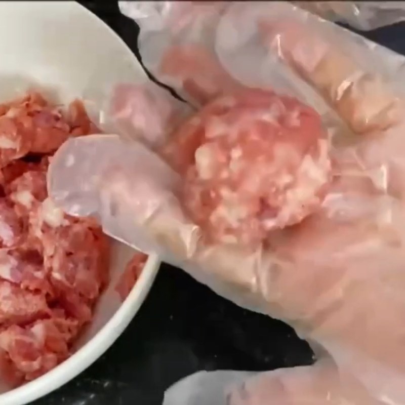 Bước 2 Bọc thịt viên Thịt bọc trứng cút sốt cà chua