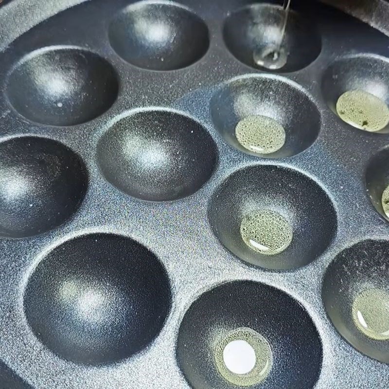 Bước 4 Cách đổ bánh khọt nước cốt dừa nhân tôm thịt bánh khọt nước cốt dừa