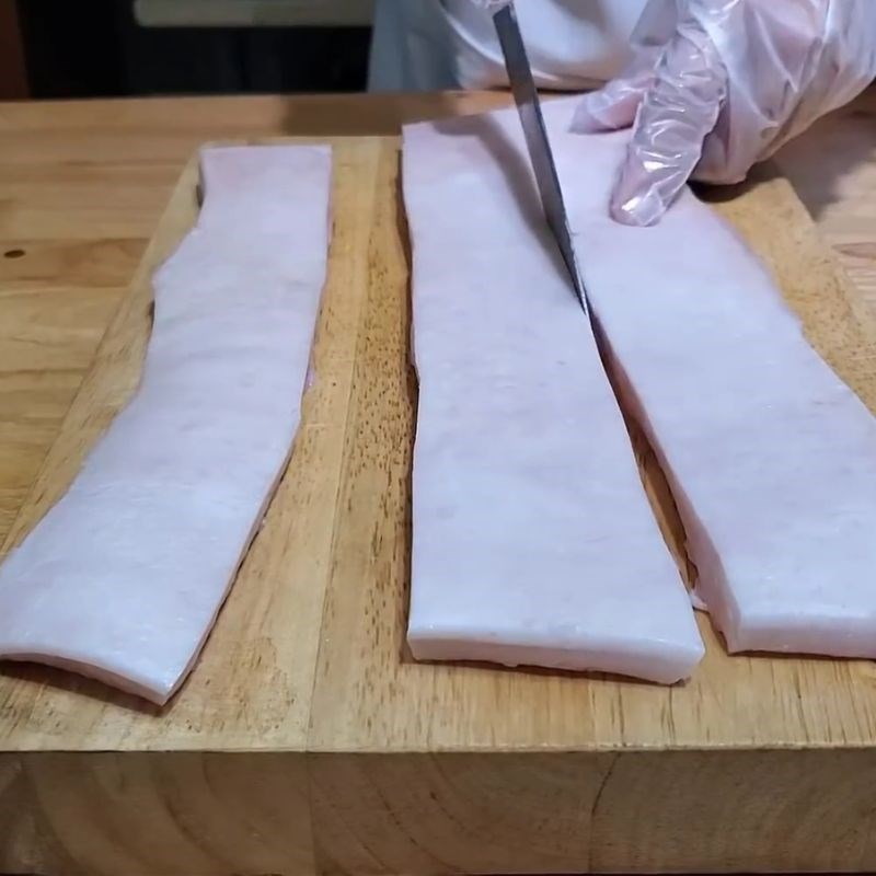 Bước 2 Cắt da heo chuẩn kích thước tóp mỡ da heo chiên giòn