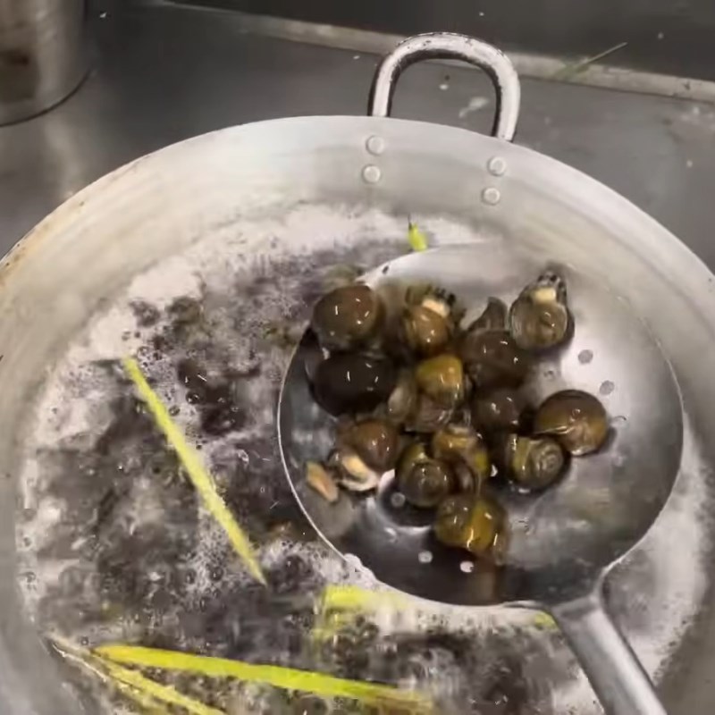 Bước 3 Chần ốc lần 1 Ốc mít luộc