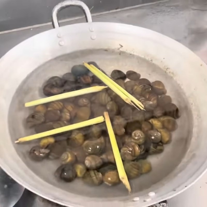 Bước 3 Chần ốc lần 1 Ốc mít luộc